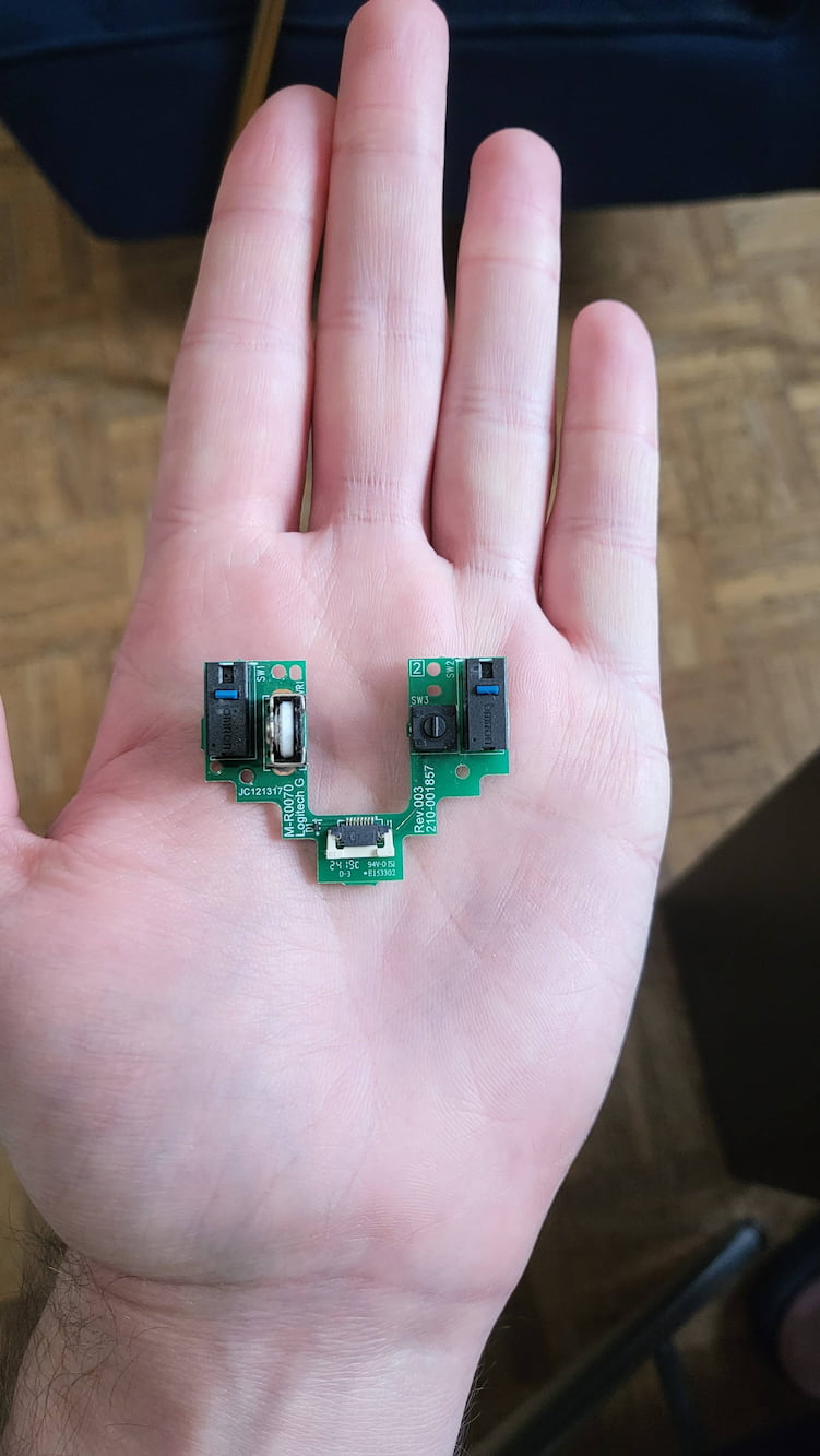 Photo du circuit imprimé d'usine, servant à enregistrer les clics et défilements de la souris G Pro Wireless