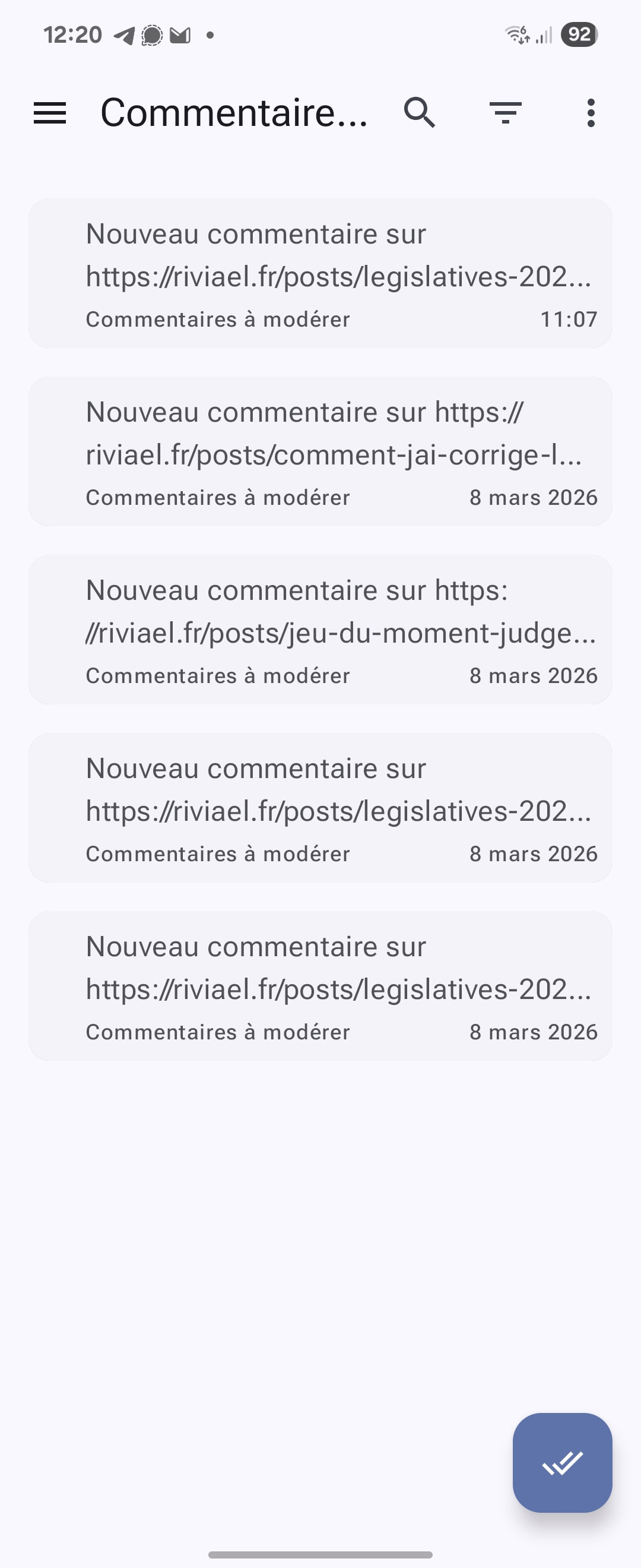 Capture d’écran de l’application Feeder, montrant une liste d’éléments notifiant l’arrivée de nouveaux commentaires avec l’URL de l’article associé.
